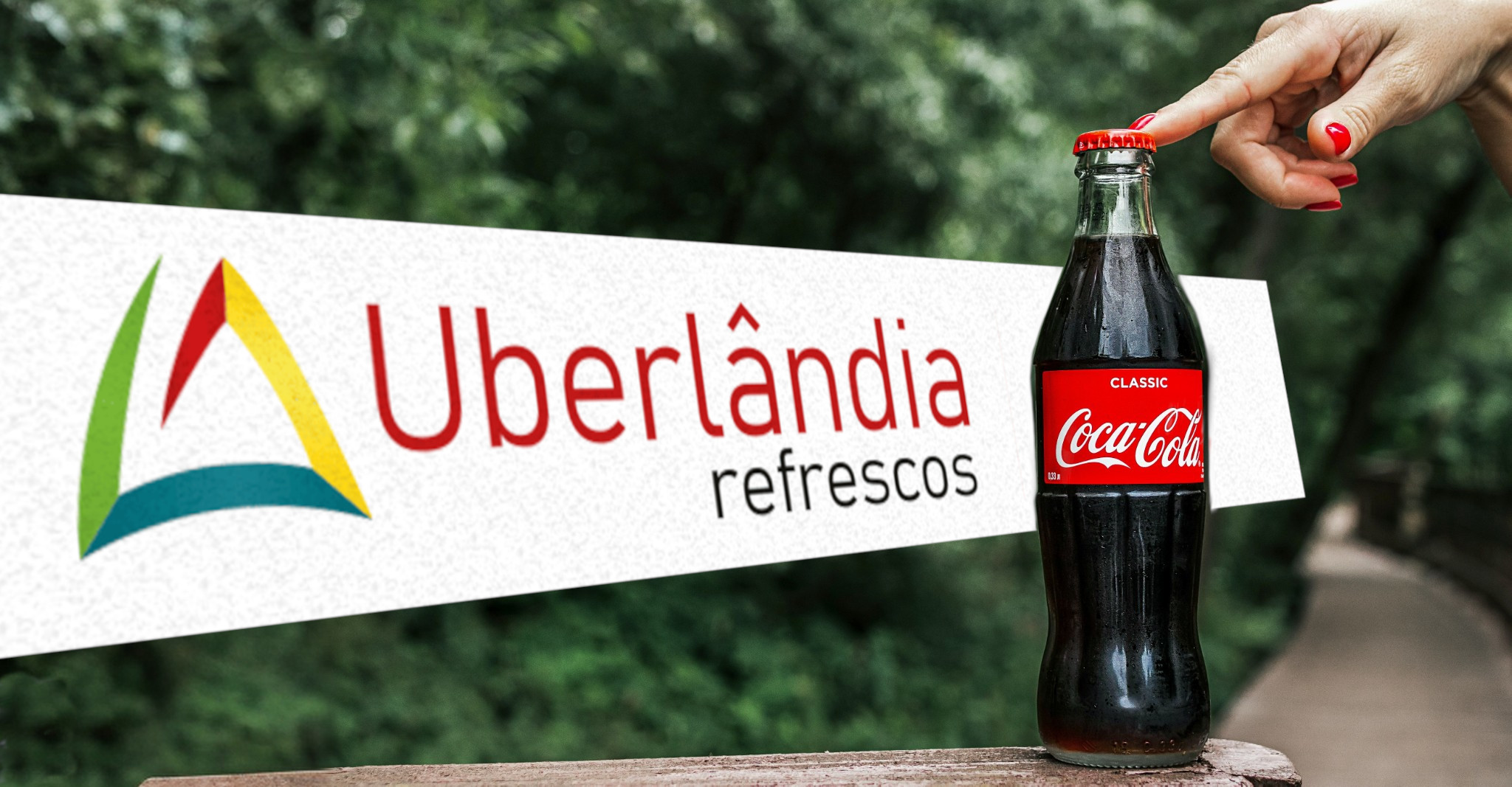 Lata de Coca-Cola em fundo escuro — foto de Jeanson Wong / Unsplash